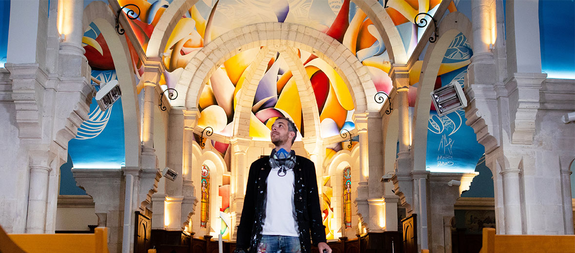 Fresque street art sur la voûte d'une église par l'artiste Amaury Dubois